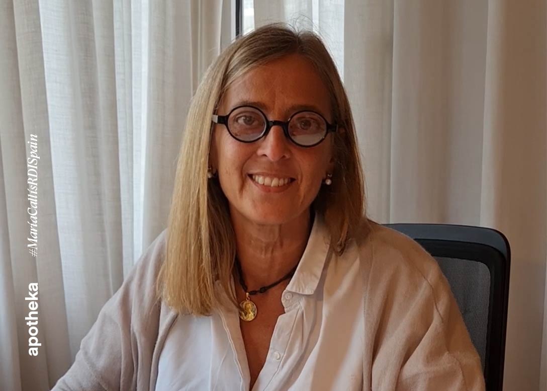Foto de María Callís frente a un escritorio